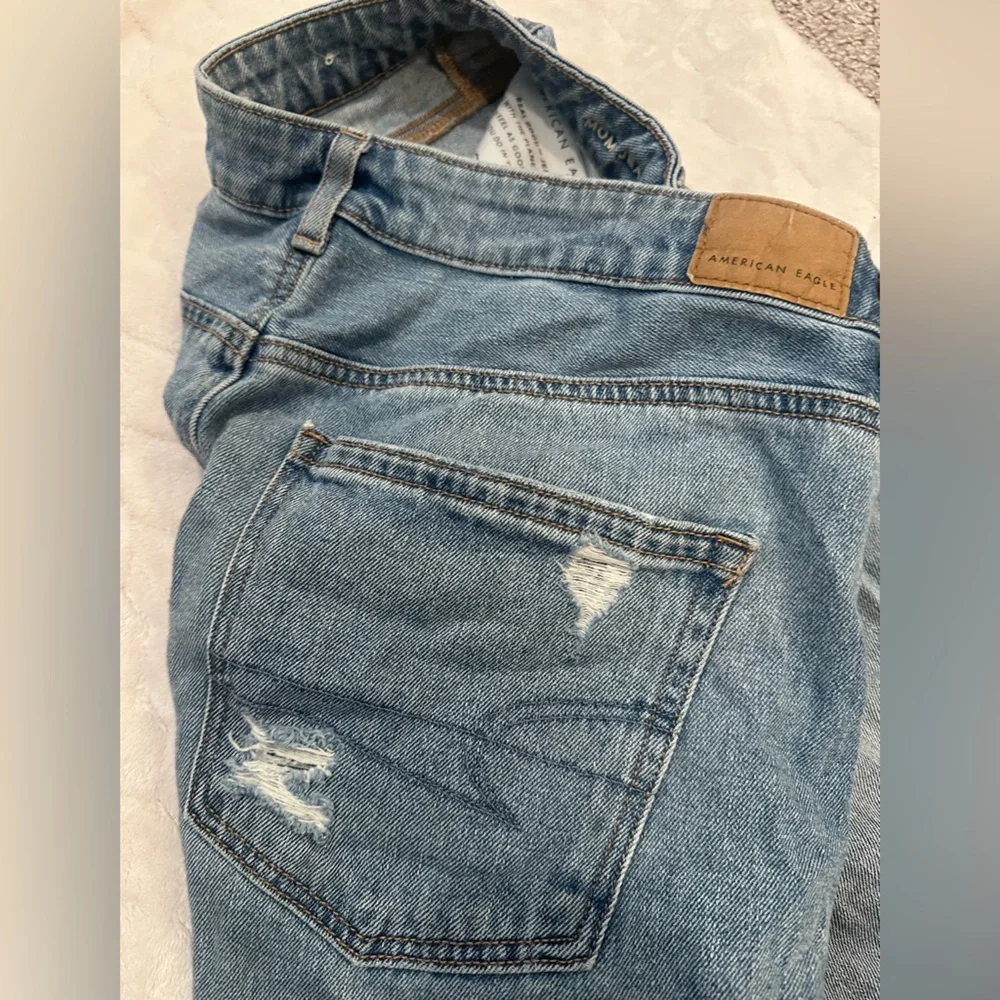 American Eagle Light Blue Wash Distressed Ripped Mom Jeans Sz 14 - Picture 4 of 9